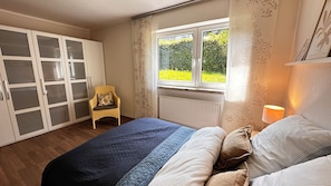 Iron/ironing board, WiFi, bed sheets