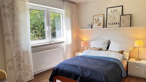 1 bedroom, iron/ironing board, WiFi, bed sheets - Villa Bullerbach / Holiday apartment with garden by the forest (Deister) (Barsinghausen)