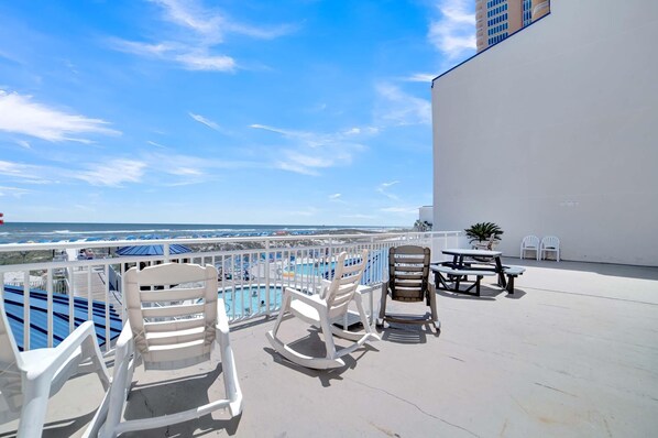 Condo, 1 King Bed with Sofa bed (Sugar Beach 364) | Outdoor dining