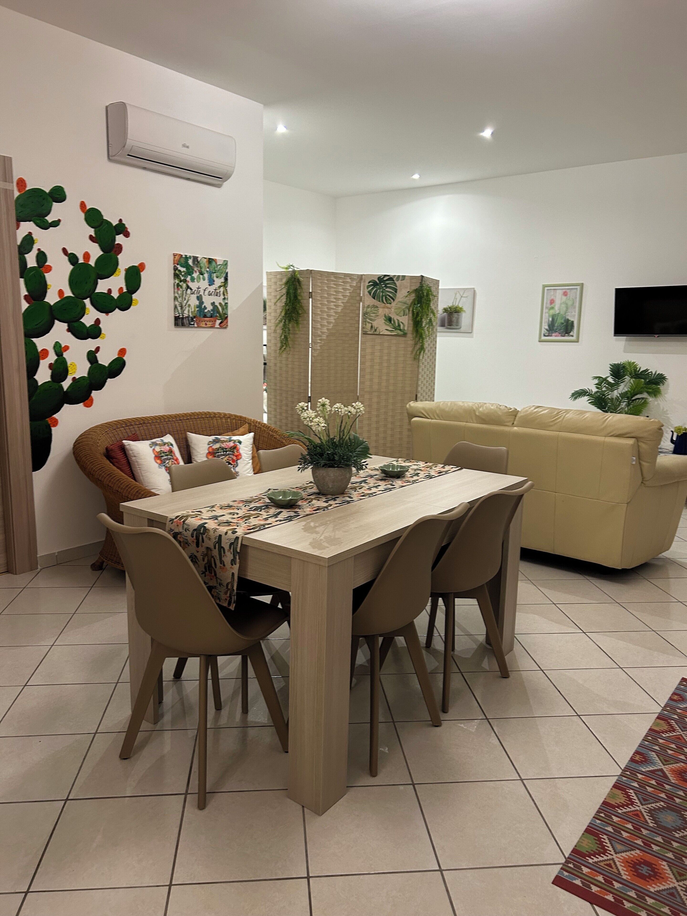 Un espace repas comprenant une table, des chaises et un canapé.