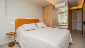 A modern hotel room with a large bed, a bedside table, and a built-in wardrobe. - Flat c Piscina e Academia na Ch Cara Klabin (São Paulo)