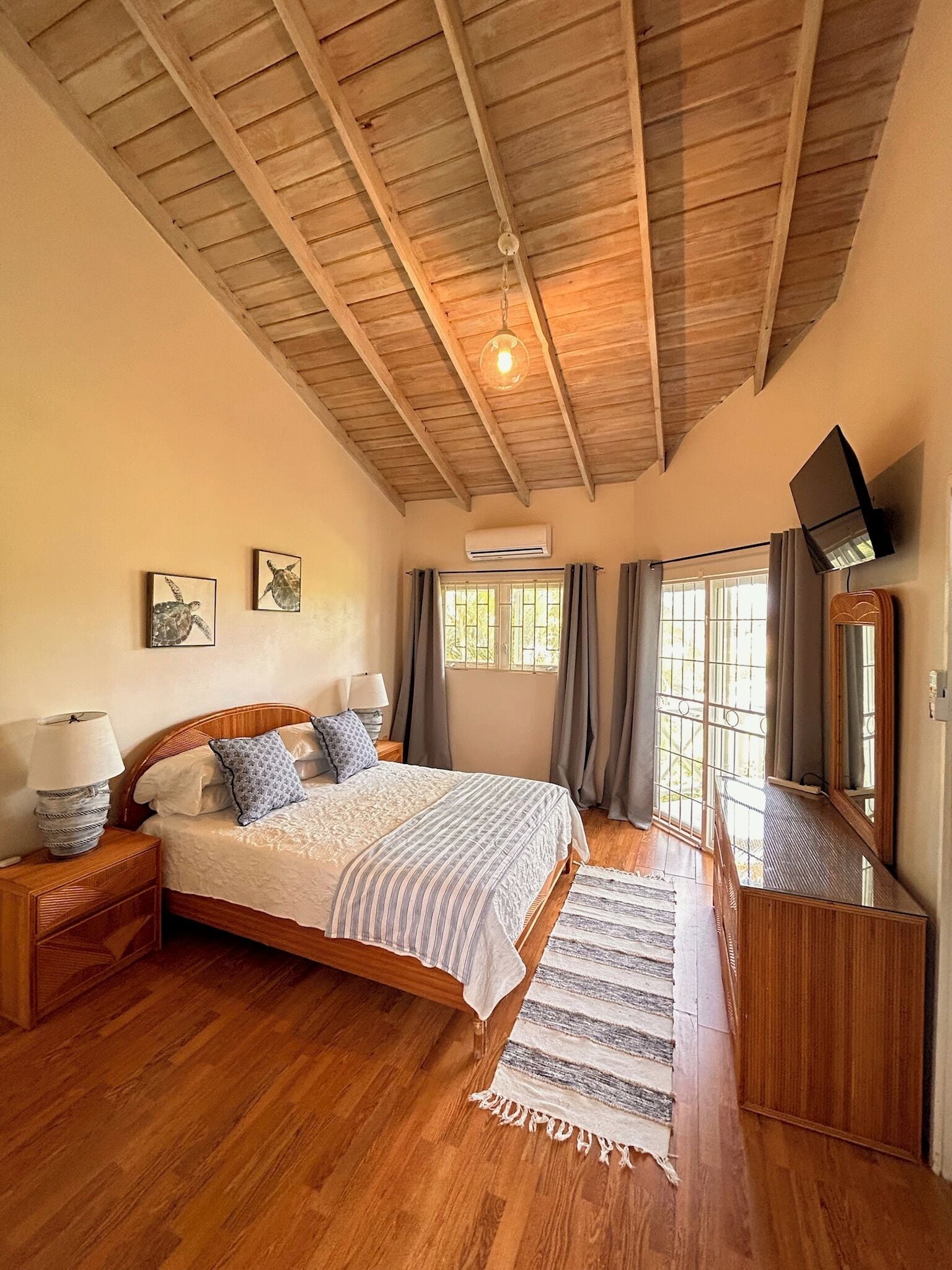 2 soverom, strykejern/-brett og sengetøy