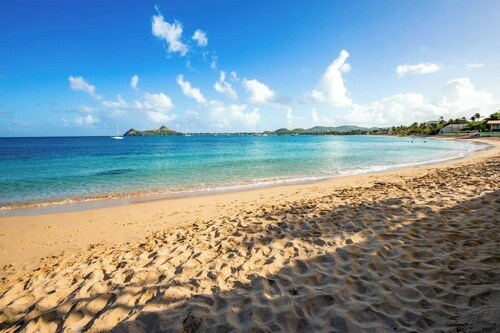 Charming 2-bedroom apartment near Beach in fabulous Rodney Bay with AC