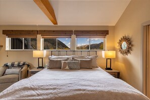 Työpöytä, silitysrauta/-lauta, Wi-Fi, vuodevaatteet