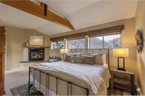 Desk, iron/ironing board, WiFi, bed sheets