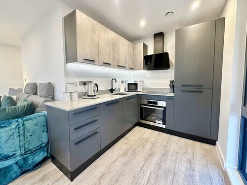 STUNNING APARTMENT WITH BALCONY WITHIN WALKING DISTANCE