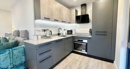 STUNNING APARTMENT WITH BALCONY WITHIN WALKING DISTANCE