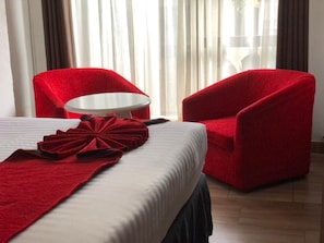 Tallelokero huoneessa, työpöytä