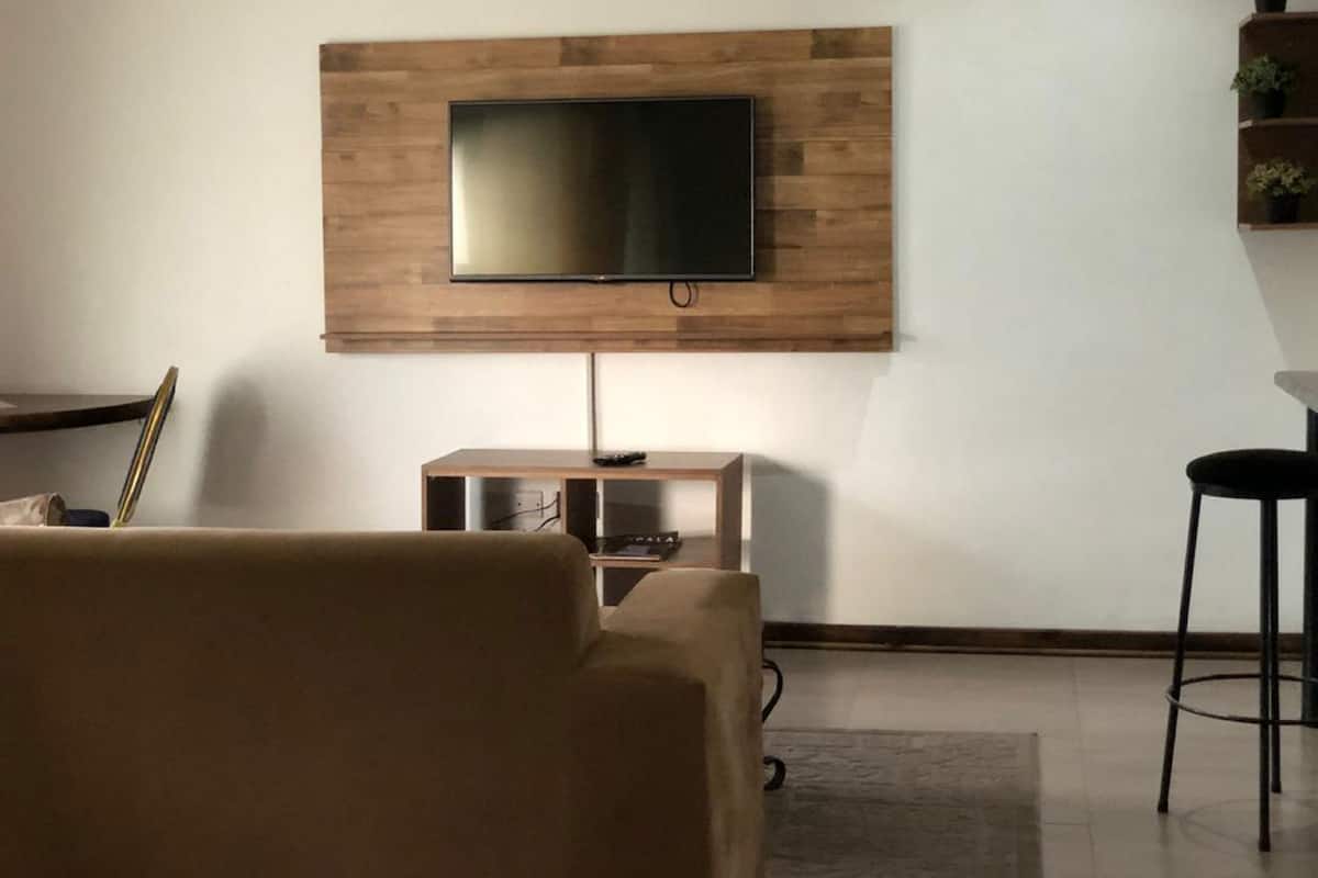 Habitación doble Deluxe, balcón, vista al patio | Área de sala de estar