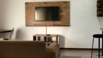 Habitación doble Deluxe, balcón, vista al patio | Área de sala de estar