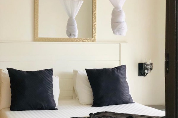 Apartemen Standar, 2 kamar tidur, balkon, pemandangan halaman | Seprai premium, selimut bulu angsa, minibar, dan brankas
