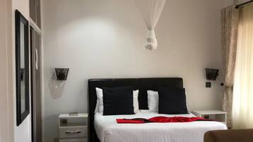 Standardlejlighed - 2 soveværelser - balkon - udsigt til gårdsplads | Premium-sengetøj, dundyner, minibar, pengeskab på værelset