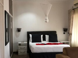 Ropa de cama de alta calidad, cubrecamas y minibar 