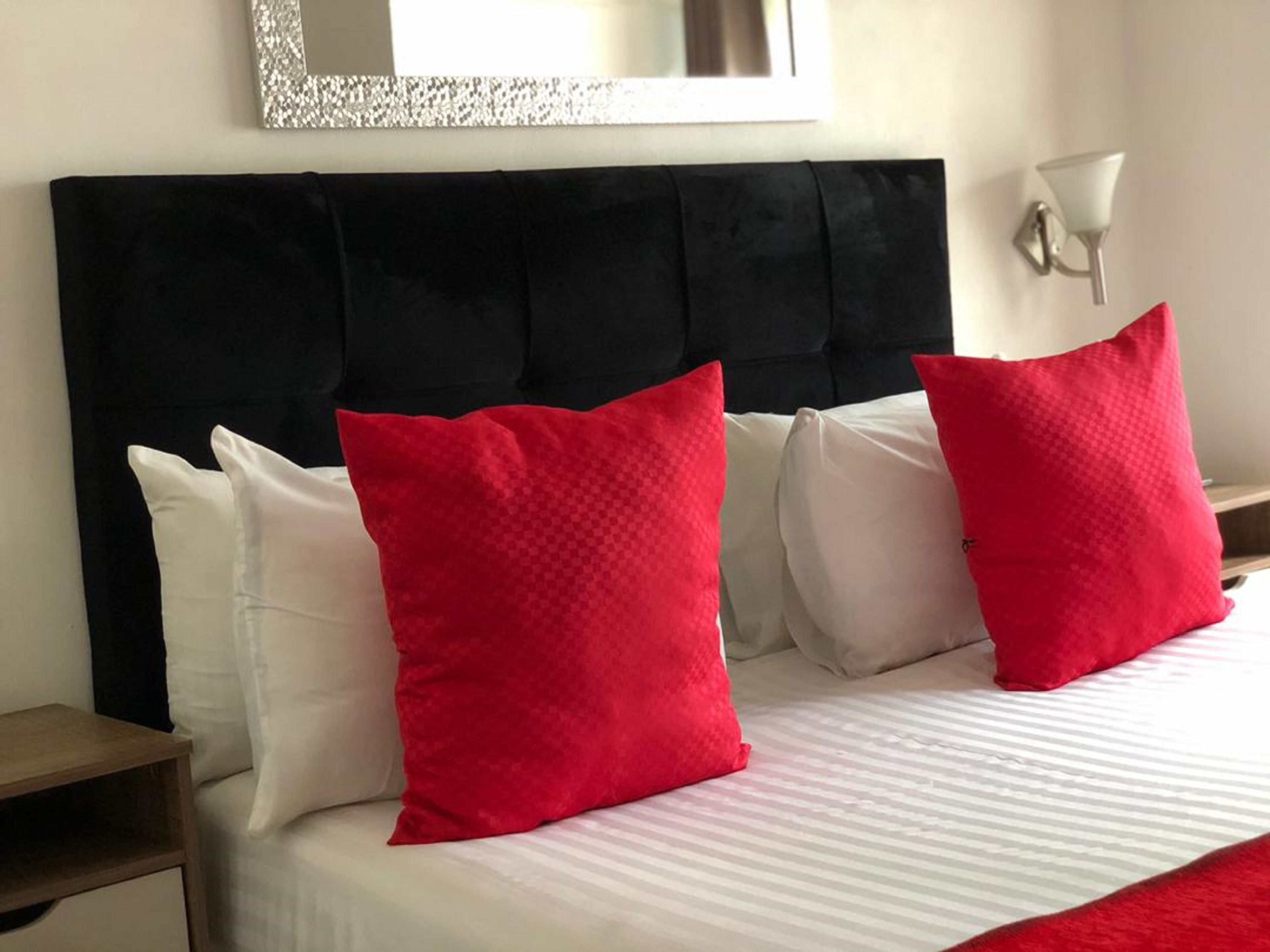 Deluxe tweepersoonskamer, balkon, uitzicht op de binnenplaats | Luxe beddengoed, donsdekens, een minibar, een kluis op de kamer