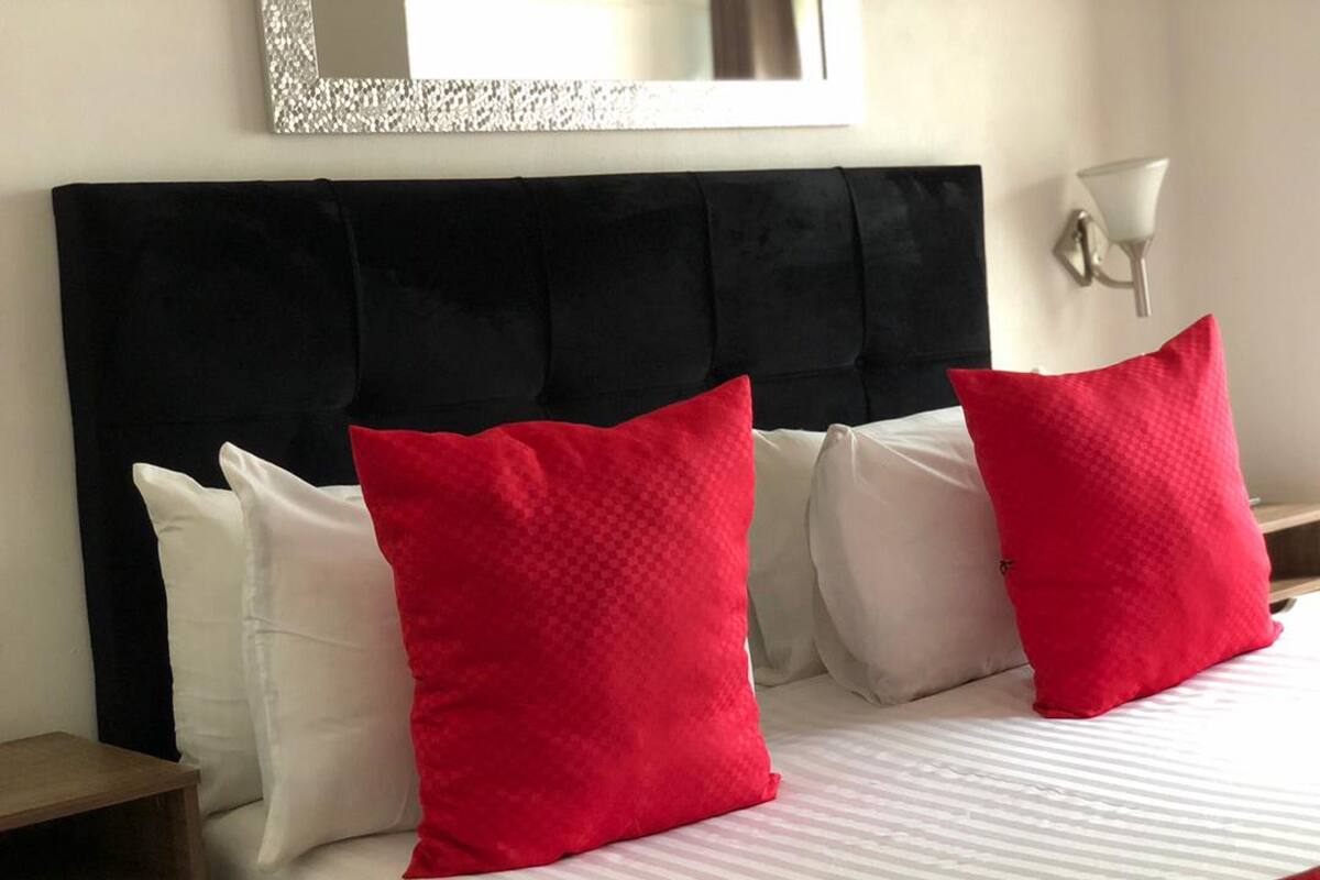 Deluxe tweepersoonskamer, balkon, uitzicht op de binnenplaats | Luxe beddengoed, donsdekens, een minibar, een kluis op de kamer