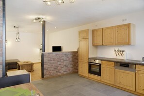Fridge, microwave, oven, stovetop - Apartment 'Marlies' with Mountain View, Private Terrace and Wi-Fi (Garmisch-Partenkirchen)