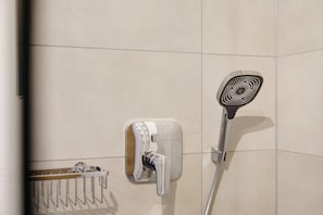 Shower, hair dryer, towels - Apartment 'Marlies' with Mountain View, Private Terrace and Wi-Fi (Garmisch-Partenkirchen)