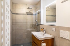 Shower, hair dryer, towels - Apartment 'Josef' with Mountain View, Shared Garden and Wi-Fi (Garmisch-Partenkirchen)