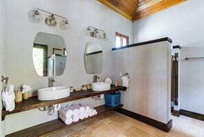 Douche, sèche-cheveux, serviettes fournies