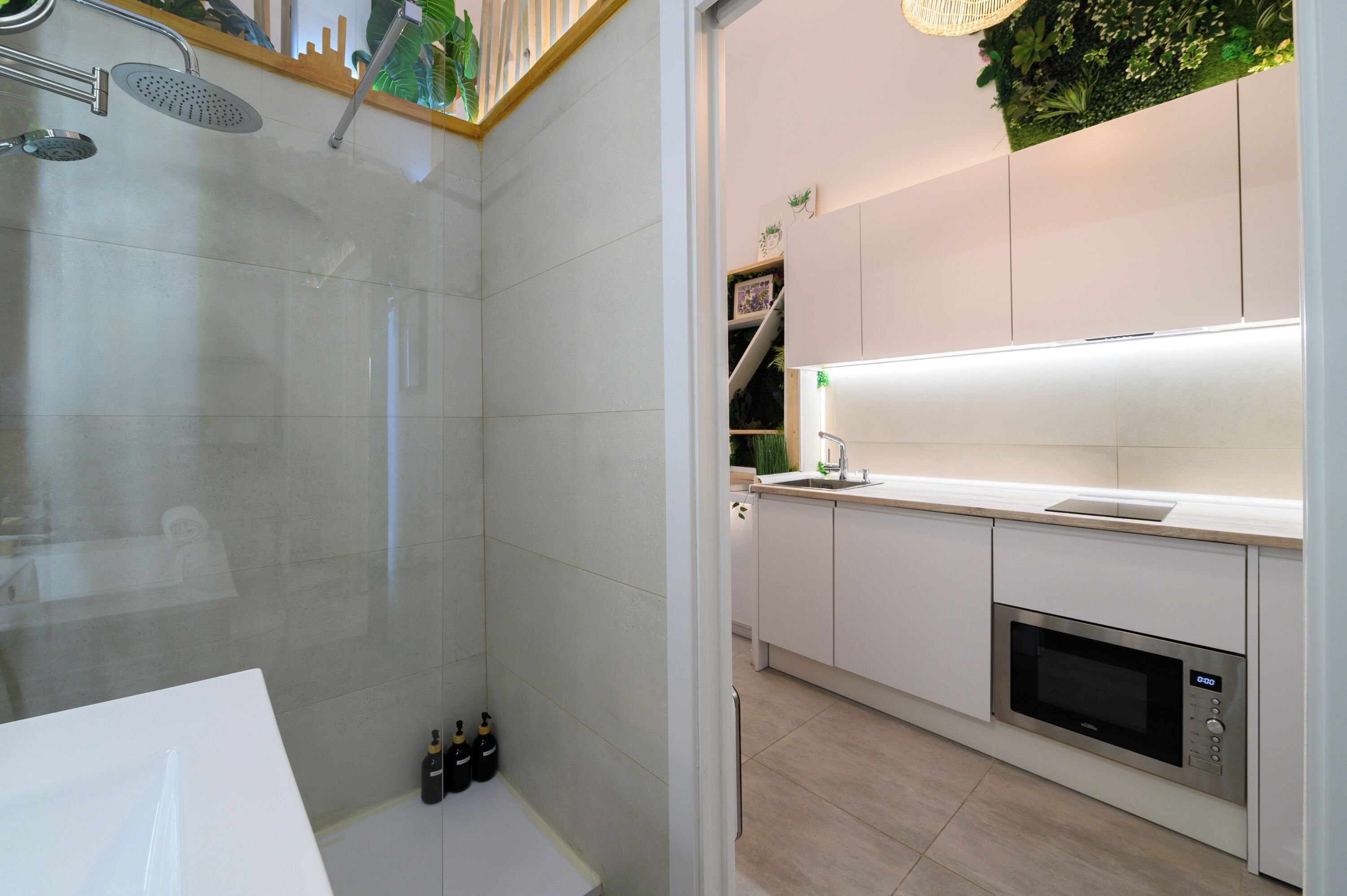 Refrigerador, microondas, parrilla de estufa y cafetera y tetera 