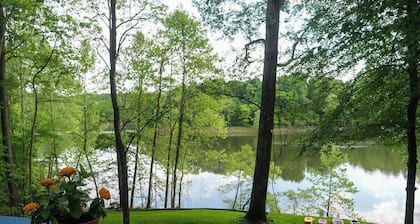 Waterfront, cozy 2-bedroom camper on Rough River Lake