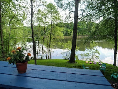 Waterfront, cozy 2-bedroom camper on Rough River Lake