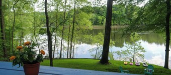 Waterfront, cozy 2-bedroom camper on Rough River Lake