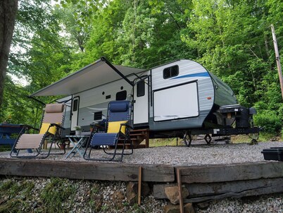 Waterfront, cozy 2-bedroom camper on Rough River Lake