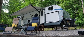 Waterfront, cozy 2-bedroom camper on Rough River Lake