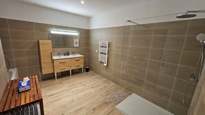 Dusche, Haartrockner, Handtücher, Seife