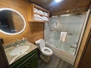 Regadera, secadora de cabello, toallas, papel de baño