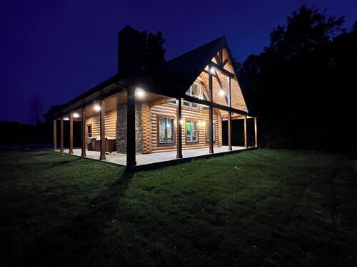 Brand new serene log cabin on the banks of the Cumberland River in Jamestown.