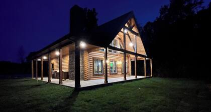 Brand new serene log cabin on the banks of the Cumberland River in Jamestown.