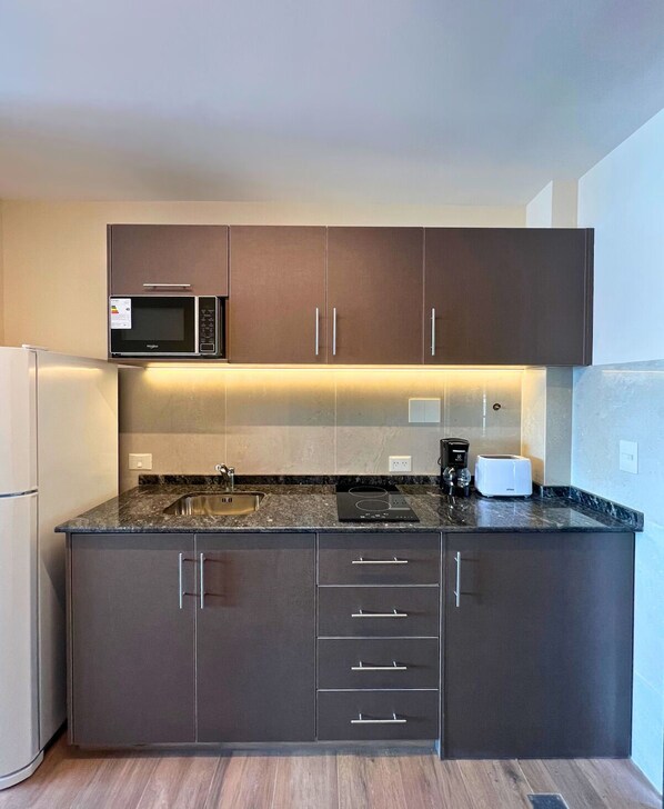 Een koelkast, een magnetron, een oven, een kookplaat