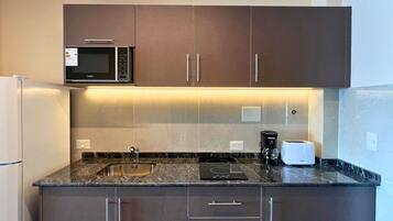 Refrigerador, microondas, horno, placa de cocina