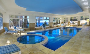 Alberca techada y alberca climatizada