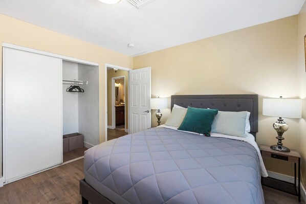 Iron/ironing board, WiFi, bed sheets