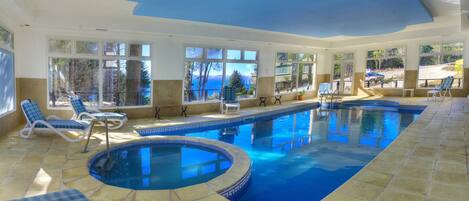 Una piscina cubierta, una piscina climatizada