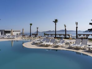 Una piscina al aire libre de temporada