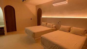 Caja de seguridad en la habitación y cortinas blackout