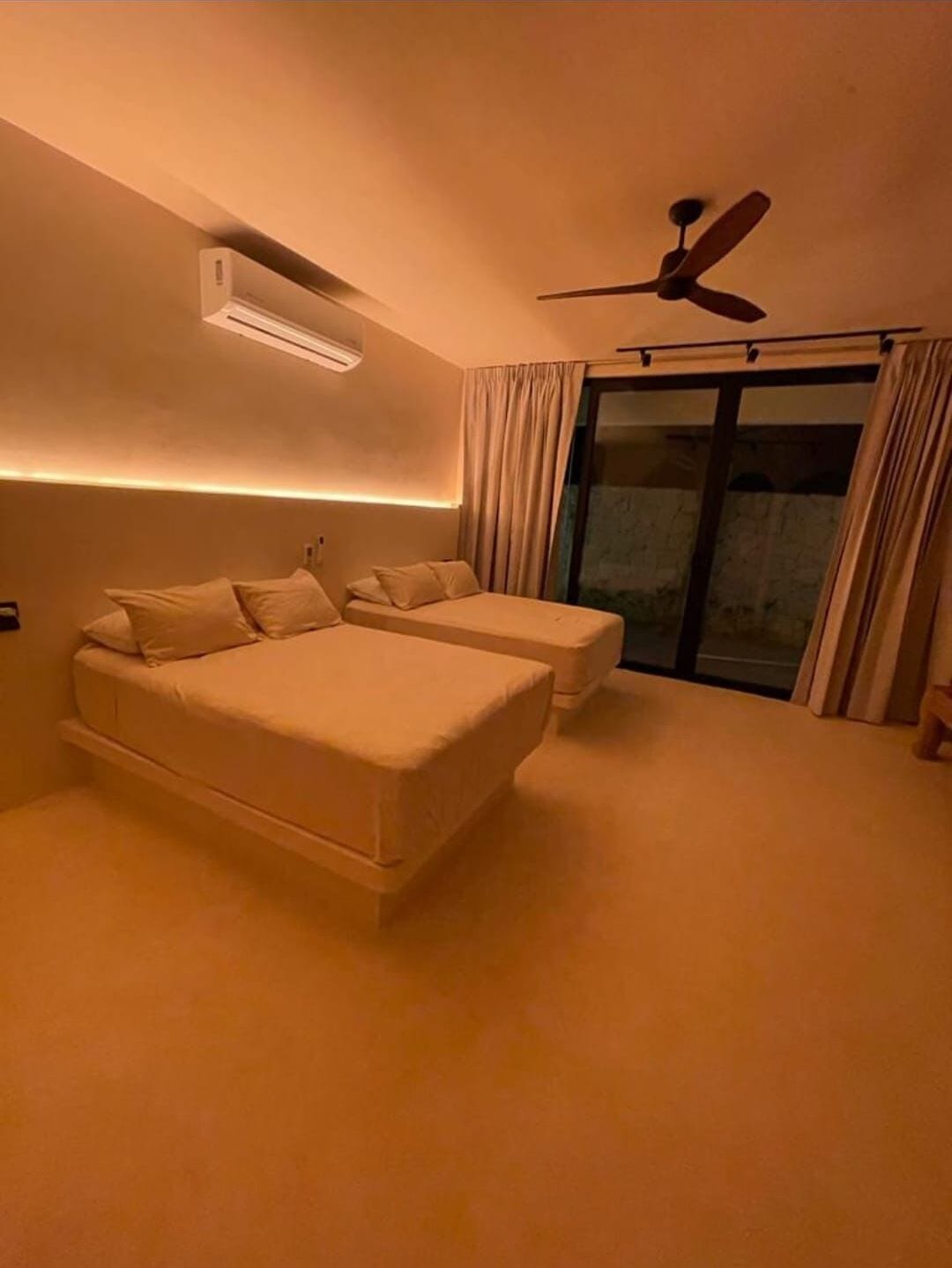 Caja de seguridad en la habitación y cortinas blackout 