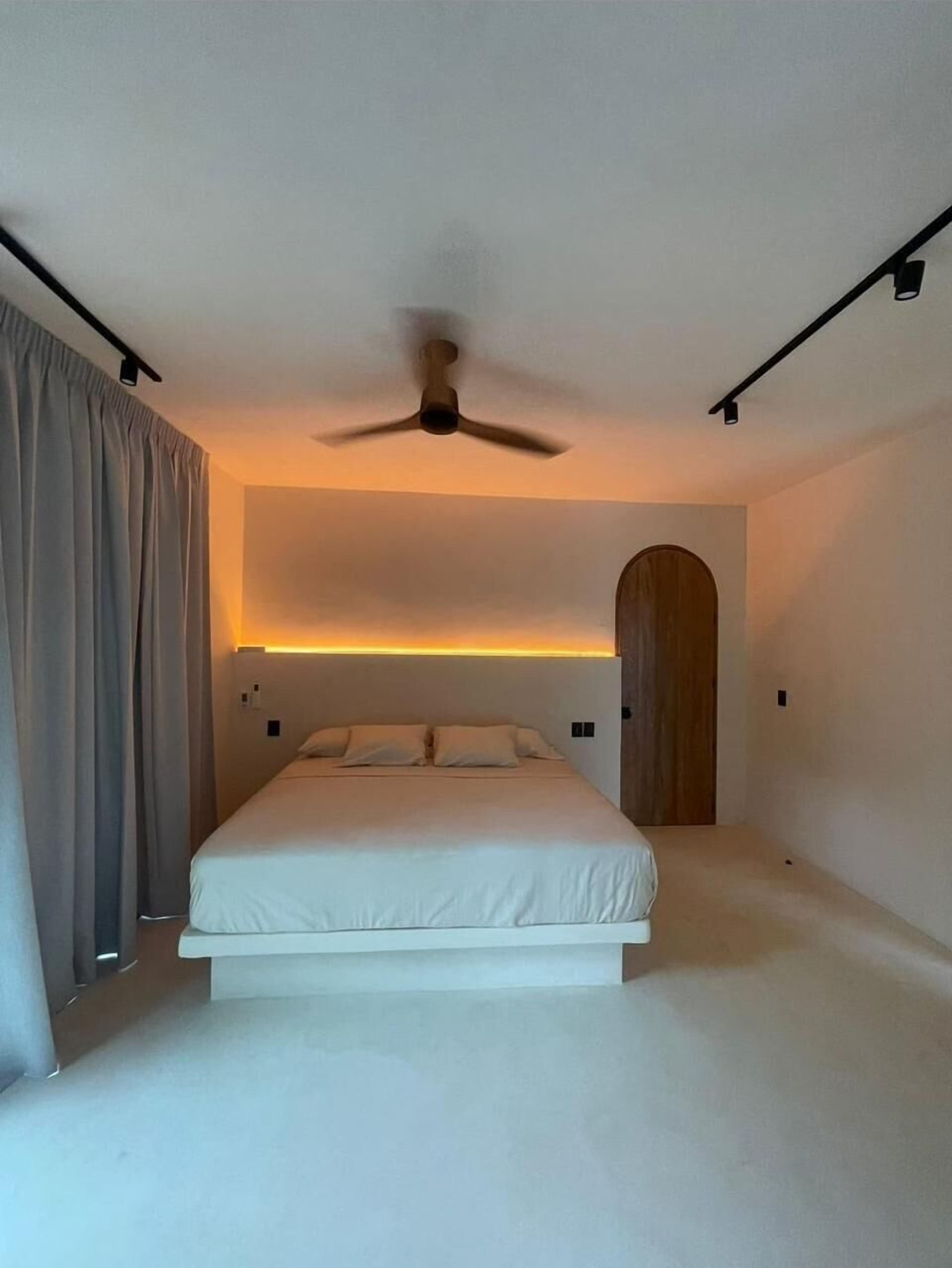 Habitación junior, vista al jardín | Caja de seguridad en la habitación y cortinas blackout 