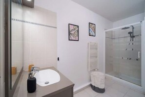 Shower, hair dryer, towels