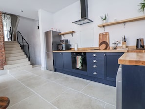 Dishwasher, cookware/dishes/utensils - 33 Lorne Street (Chester)