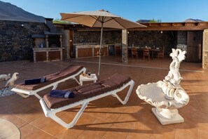 Outdoor dining - Private Paradise in Fuerteventura · Pool, Barbecue, and Dream Beaches (CN)