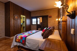 3 habitaciones, caja de seguridad en la habitación y escritorio