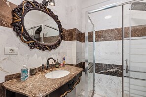 Secadora de cabello, toallas, jabón, papel de baño 