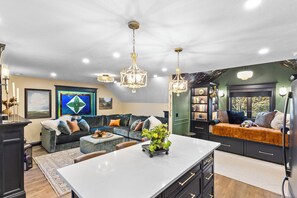 Smart TV, fireplace, books, music library - Wine Country Loft + Heated Swim Spa (Geneva)