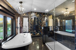 Sèche-cheveux, serviettes fournies, savon, shampoing