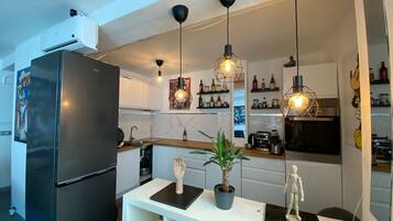 Microondas, horno, placa de cocina y lavavajillas